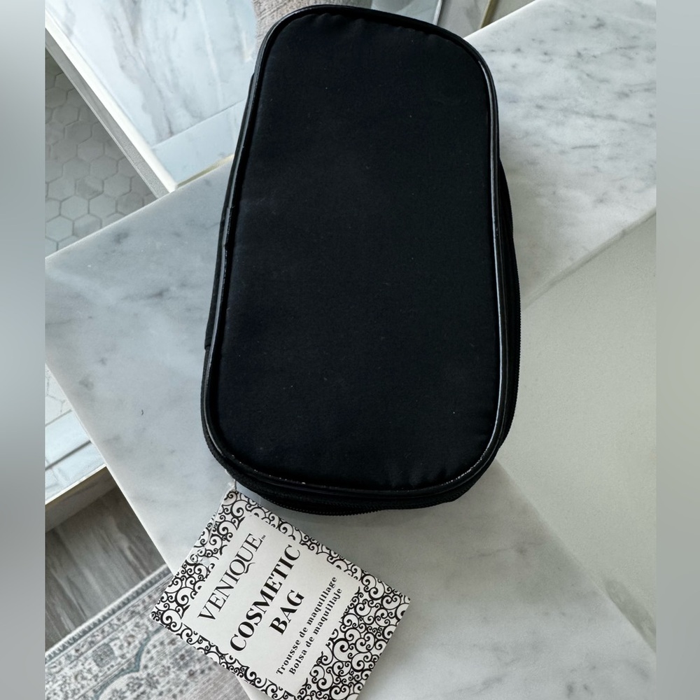🏷️🏷️Venique Black Cosmetic Bag NWT